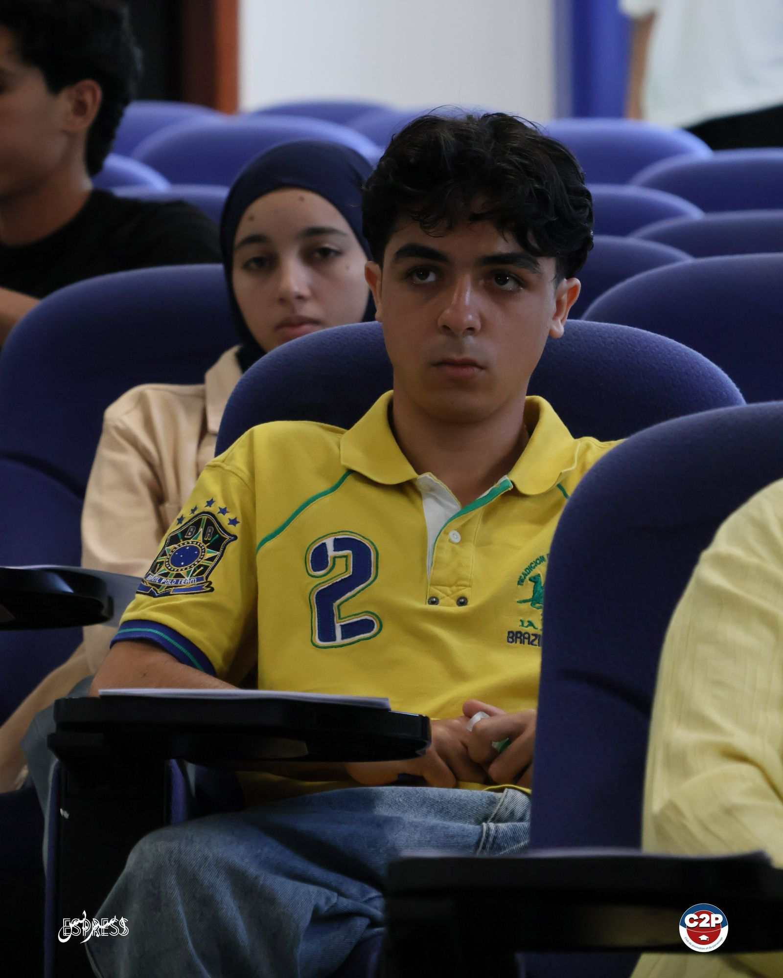المدرج الكبير للمدرسة يحتضن المترشحين.